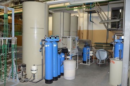 Automatic line for the application of galvanic zinc on steel parts on hinges.